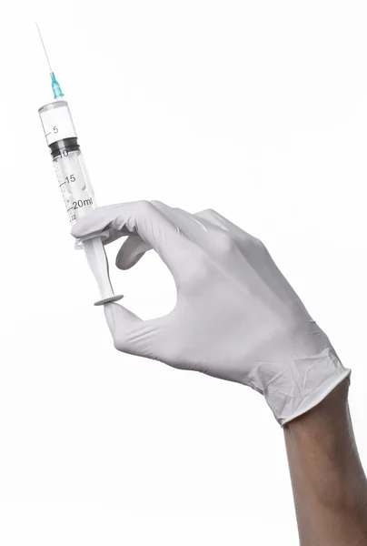 Main du médecin tenant une seringue, main avec gants blancs, une grande seringue, problème médical, le médecin fait une injection, fond blanc, isolé, gants blancs médecin — Photo