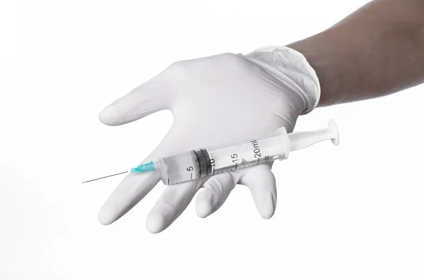 Main du médecin tenant une seringue, main avec gants blancs, une grande seringue, problème médical, le médecin fait une injection, fond blanc, isolé, gants blancs médecin — Photo