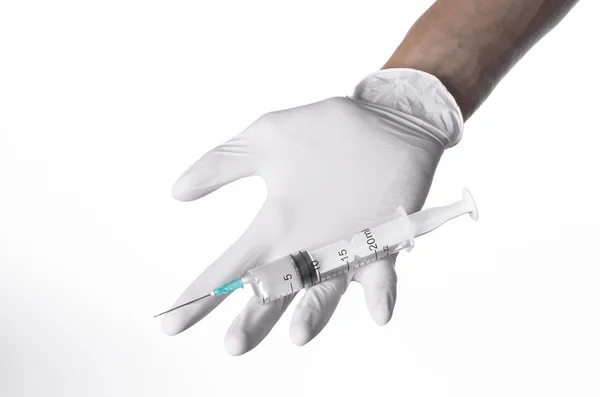 Doctor's hand met een injectiespuit, wit-gehandschoende hand, een grote spuit, medische kwestie, de arts maakt een injectie, witte achtergrond, geïsoleerd, witte handschoenen arts — Stockfoto