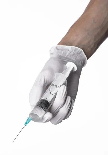 Main du médecin tenant une seringue, main avec gants blancs, une grande seringue, problème médical, le médecin fait une injection, fond blanc, isolé, gants blancs médecin — Photo