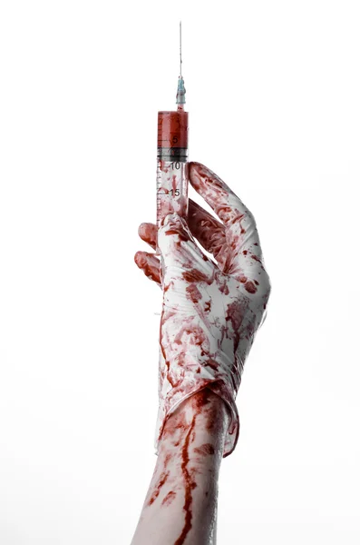 Bloody hand holding a syringe, bloody hands of the doctor, bloody syringe, large syringe, doctor killer, mad doctor, bloody gloves, bloody theme, white background, isolated — Stock Photo, Image