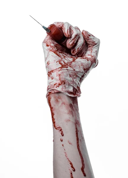 Кровавая рука, держащая шприц, окровавленные руки доктора, кровавый шприц, большой шприц, доктор-убийца, сумасшедший доктор, окровавленные перчатки, кровавая тема, белый фон, изолированный — стоковое фото