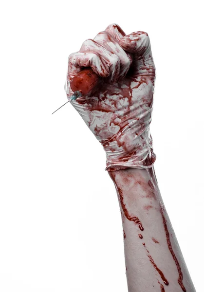 Bloody hand holding a syringe, bloody hands of the doctor, bloody syringe, large syringe, doctor killer, mad doctor, bloody gloves, bloody theme, white background, isolated — Stock Photo, Image