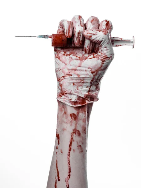 Mão sangrenta segurando uma seringa, mãos sangrentas do médico, seringa sangrenta, seringa grande, assassino médico, médico louco, luvas sangrentas, tema sangrento, fundo branco, isolado — Fotografia de Stock