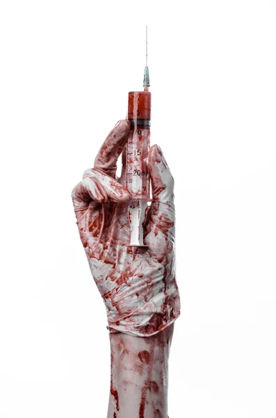 Bloody hand holding a syringe, bloody hands of the doctor, bloody syringe, large syringe, doctor killer, mad doctor, bloody gloves, bloody theme, white background, isolated — Stock Photo, Image