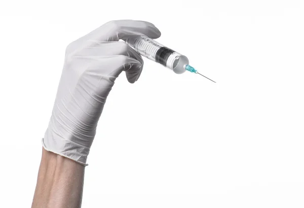 Mâna medicului care ține o seringă, o mână cu mănuși albe, o seringă mare, problemă medicală, medicul face o injecție, fundal alb, izolat, medic mănuși albe — Fotografie, imagine de stoc