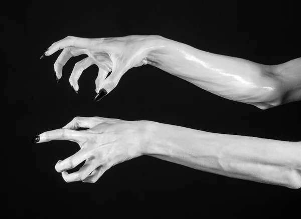 Manos blancas de la muerte con uñas negras, muerte blanca, las manos del diablo, las manos de un demonio, piel blanca, tema de Halloween, fondo negro, aislado —  Fotos de Stock