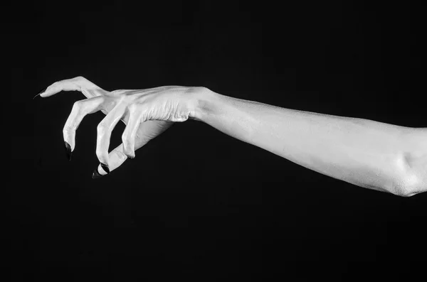 Mãos brancas da morte com unhas pretas, morte branca, as mãos do diabo, as mãos de um demônio, pele branca, tema halloween, fundo preto, isolado — Fotografia de Stock