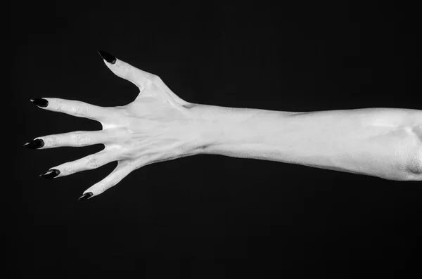 Ölüm siyah çivi, beyaz ölüm, Şeytan'ın eller, eller bir iblis, beyaz deri, halloween Tema, izole siyah arka plan, beyaz eller — Stok fotoğraf