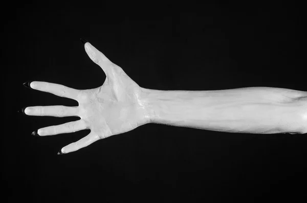 Vita händer av döden med svarta naglar, vita döden, djävulens händer, händer av en demon, vit hud, halloween-tema, svart bakgrund, isolerade — Stockfoto