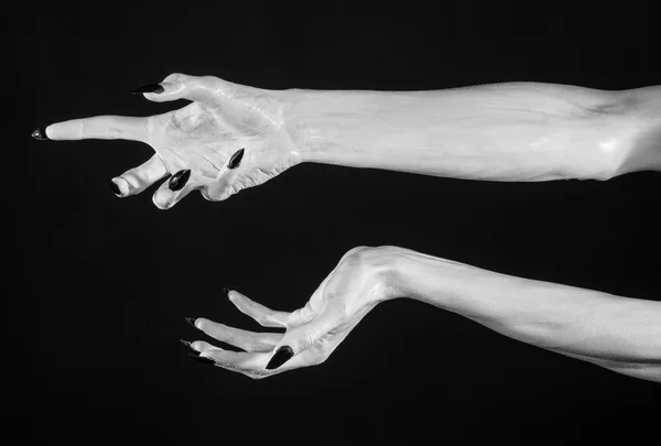 白手中死亡与黑色指甲，白色死亡，魔鬼的手，手的恶魔，黑色背景，孤立的白皮肤，万圣节主题 — 图库照片