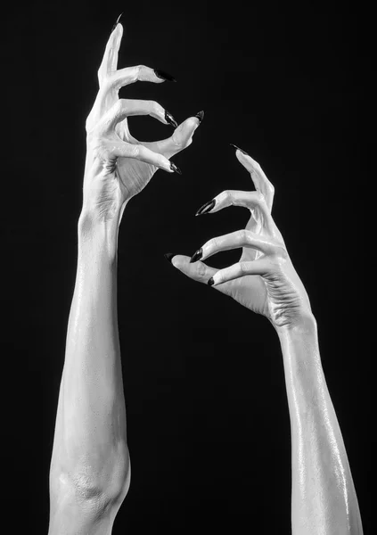 白手中死亡与黑色指甲，白色死亡，魔鬼的手，手的恶魔，黑色背景，孤立的白皮肤，万圣节主题 — 图库照片