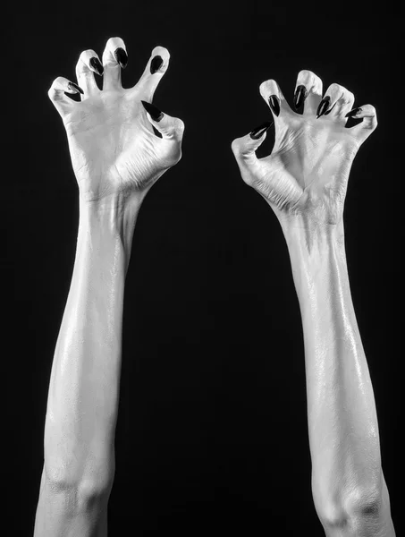 Mains blanches de la mort avec des ongles noirs, mort blanche, les mains du diable, les mains d'un démon, peau blanche, thème halloween, fond noir, isolé — Photo