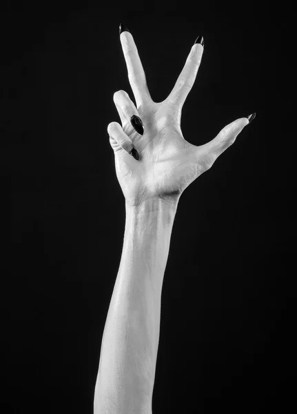 Mains blanches de la mort avec des ongles noirs, mort blanche, les mains du diable, les mains d'un démon, peau blanche, thème halloween, fond noir, isolé — Photo