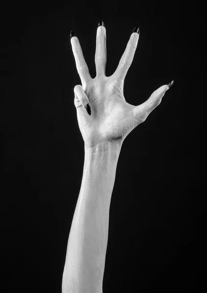 Manos blancas de la muerte con uñas negras, muerte blanca, las manos del diablo, las manos de un demonio, piel blanca, tema de Halloween, fondo negro, aislado — Foto de Stock