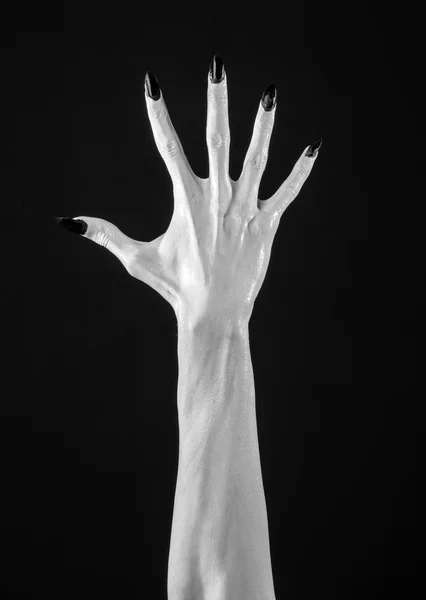 Mãos brancas da morte com unhas pretas, morte branca, as mãos do diabo, as mãos de um demônio, pele branca, tema halloween, fundo preto, isolado — Fotografia de Stock