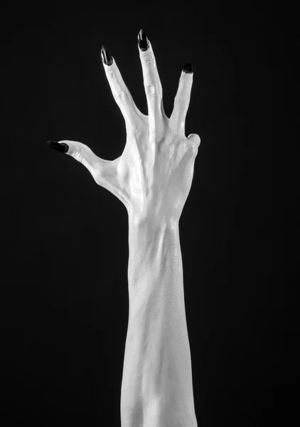 A halál fekete körmök, fehér halál, az ördög kezében, a kezében egy démon, a fehér bőr, a halloween téma, a fekete háttér, elszigetelt fehér kéz — Stock Fotó
