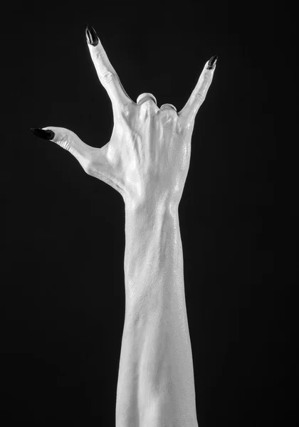 Weiße Hände des Todes mit schwarzen Nägeln, weißer Tod, die Hände des Teufels, die Hände eines Dämons, weiße Haut, Halloween-Thema, schwarzer Hintergrund, isoliert — Stockfoto