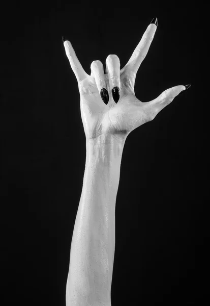 Mains blanches de la mort avec des ongles noirs, mort blanche, les mains du diable, les mains d'un démon, peau blanche, thème halloween, fond noir, isolé — Photo