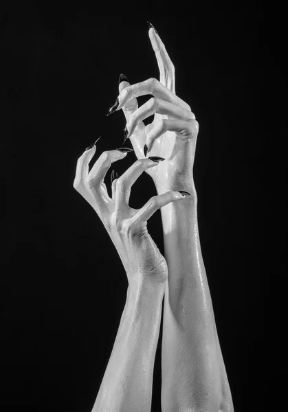 มือขาวแห่งความตายด้วยเล็บดํา ความตายสีขาว มือปีศาจ มือของปีศาจ ผิวขาว ธีมฮาโลวีน พื้นหลังสีดํา — ภาพถ่ายสต็อก