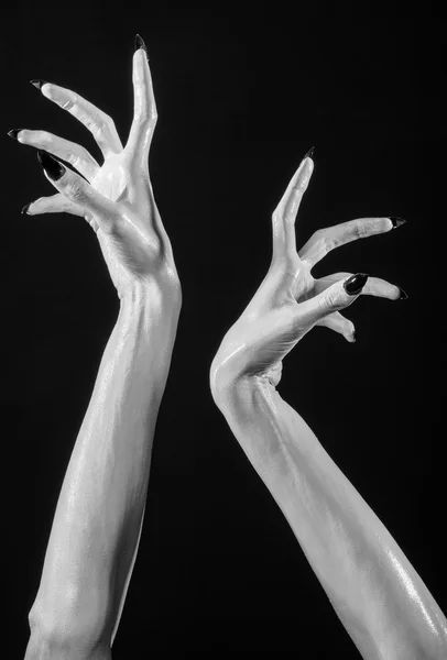 Mãos brancas da morte com unhas pretas, morte branca, as mãos do diabo, as mãos de um demônio, pele branca, tema halloween, fundo preto, isolado — Fotografia de Stock