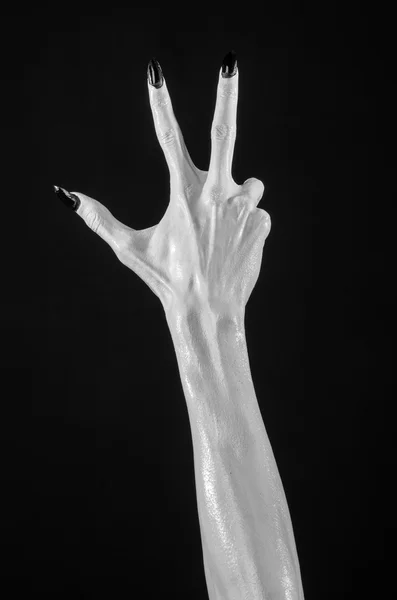 Mains blanches de la mort avec des ongles noirs, mort blanche, les mains du diable, les mains d'un démon, peau blanche, thème halloween, fond noir, isolé — Photo