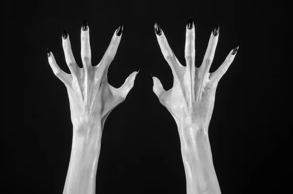 Mani bianche di morte con chiodi neri, morte bianca, le mani del diavolo, le mani di un demone, pelle bianca, tema di Halloween, sfondo nero, isolato — Foto Stock
