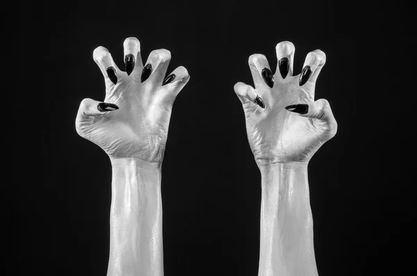 Mains blanches de la mort avec des ongles noirs, mort blanche, les mains du diable, les mains d'un démon, peau blanche, thème halloween, fond noir, isolé — Photo