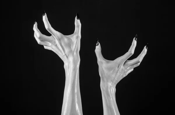 Mãos brancas da morte com unhas pretas, morte branca, as mãos do diabo, as mãos de um demônio, pele branca, tema halloween, fundo preto, isolado — Fotografia de Stock