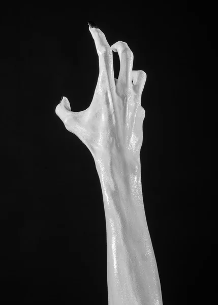 Vita händer av döden med svarta naglar, vita döden, djävulens händer, händer av en demon, vit hud, halloween-tema, svart bakgrund, isolerade — Stockfoto