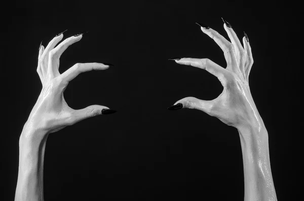 Mains blanches de la mort avec des ongles noirs, mort blanche, les mains du diable, les mains d'un démon, peau blanche, thème halloween, fond noir, isolé — Photo