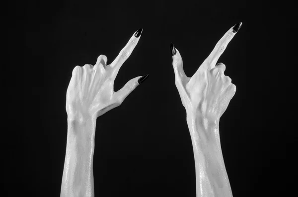 Mãos brancas da morte com unhas pretas, morte branca, as mãos do diabo, as mãos de um demônio, pele branca, tema halloween, fundo preto, isolado — Fotografia de Stock