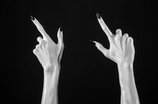 Mãos brancas da morte com unhas pretas, morte branca, as mãos do diabo, as mãos de um demônio, pele branca, tema halloween, fundo preto, isolado — Fotografia de Stock