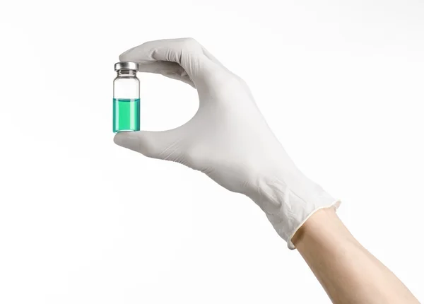 Thème médical : la main du médecin dans un gant blanc tenant un flacon bleu de liquide injectable isolé sur fond blanc — Photo