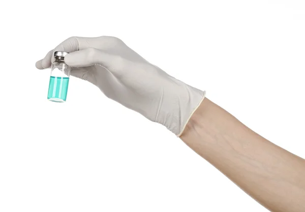 Thème médical : la main du médecin dans un gant blanc tenant un flacon bleu de liquide injectable isolé sur fond blanc — Photo