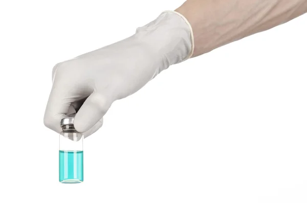Медицинская тема: рука врача в белой перчатке с голубым флаконом жидкости для инъекций, изолированных на белом фоне — стоковое фото
