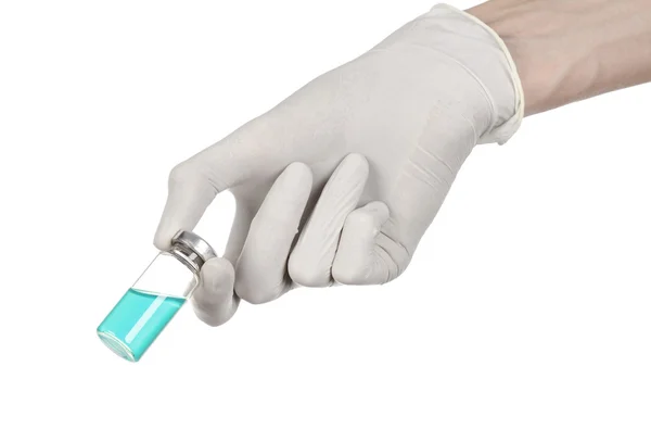 Tema médico: a mão do médico em uma luva branca segurando um frasco azul de líquido para injeção isolado em fundo branco — Fotografia de Stock