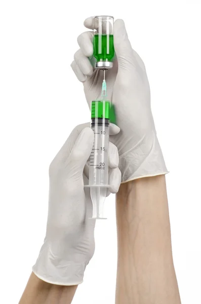 医学的テーマ:白い背景に隔離された注射のための液体の緑の瓶を保持白い手袋の医師の手 — ストック写真