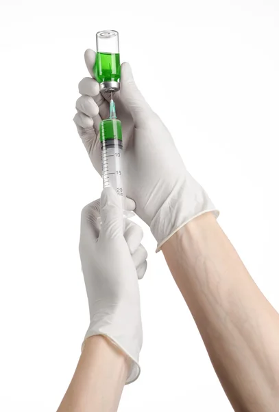 医学的テーマ:白い背景に隔離された注射のための液体の緑の瓶を保持白い手袋の医師の手 — ストック写真