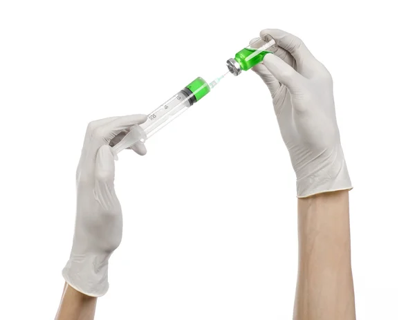Tema médico: a mão do médico em uma luva branca segurando um frasco verde de líquido para injeção isolado em fundo branco — Fotografia de Stock
