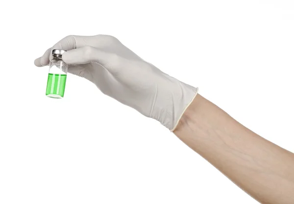 Medisch thema: de hand van de arts in een witte handschoen met een groene injectieflacon met vloeistof voor injectie geïsoleerd op een witte achtergrond — Stockfoto