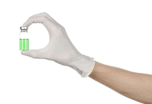 Medisch thema: de hand van de arts in een witte handschoen met een groene injectieflacon met vloeistof voor injectie geïsoleerd op een witte achtergrond — Stockfoto