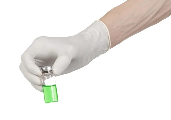 Tema medis: tangan dokter dalam sarung tangan putih memegang botol cairan hijau untuk suntikan yang terisolasi pada latar belakang putih — Stok Foto