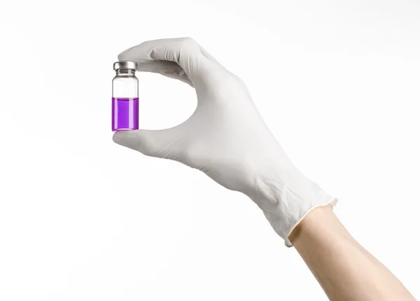 의료 테마: 흰색 배경에 고립 하는 주입에 대 한 액체의 보라색 유리병을 들고 흰 장갑에 의사의 손을 — 스톡 사진