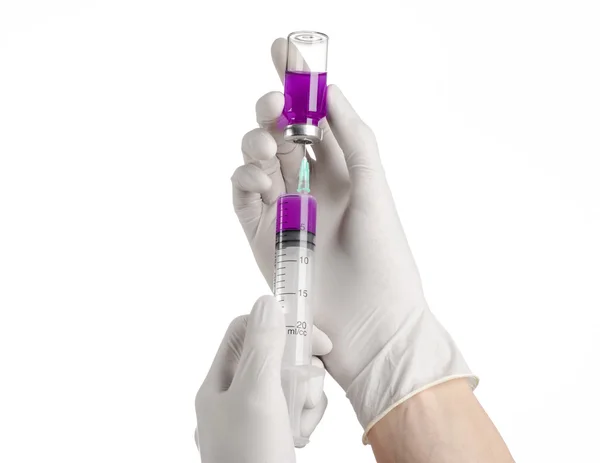 Медична тема: рука лікаря в білій рукавичці, що тримає фіолетовий флакон рідини для ін'єкцій ізольовано на білому тлі — стокове фото