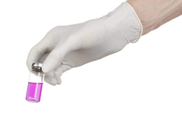 医療テーマ: 白い背景に分離された注入液の紫色バイアルを保持している白い手袋で医師の手 — ストック写真