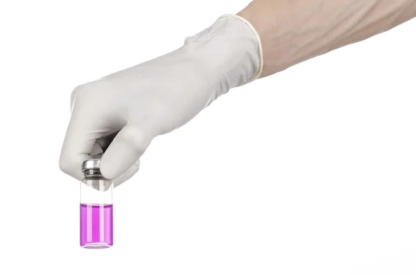 Tıbbi Tema: Sıvı Enjeksiyon beyaz arka plan üzerinde izole için mor bir şişe tutan bir beyaz eldiven doktorun elinde — Stok fotoğraf
