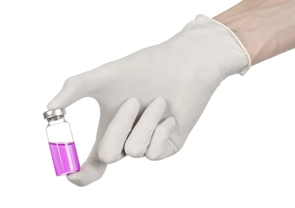 의료 테마: 흰색 배경에 고립 하는 주입에 대 한 액체의 보라색 유리병을 들고 흰 장갑에 의사의 손을 — 스톡 사진