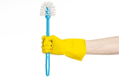 Ev temizlik ve tuvalet temizlik: Studio beyaz bir arka plan üzerinde izole sarı koruyucu eldiven mavi tuvalet fırçası tutan eller