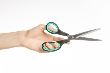 Ofis ve ev Konu: Beyaz Mavi desenli siyah bir makas tutan eller izole Studio arka plan